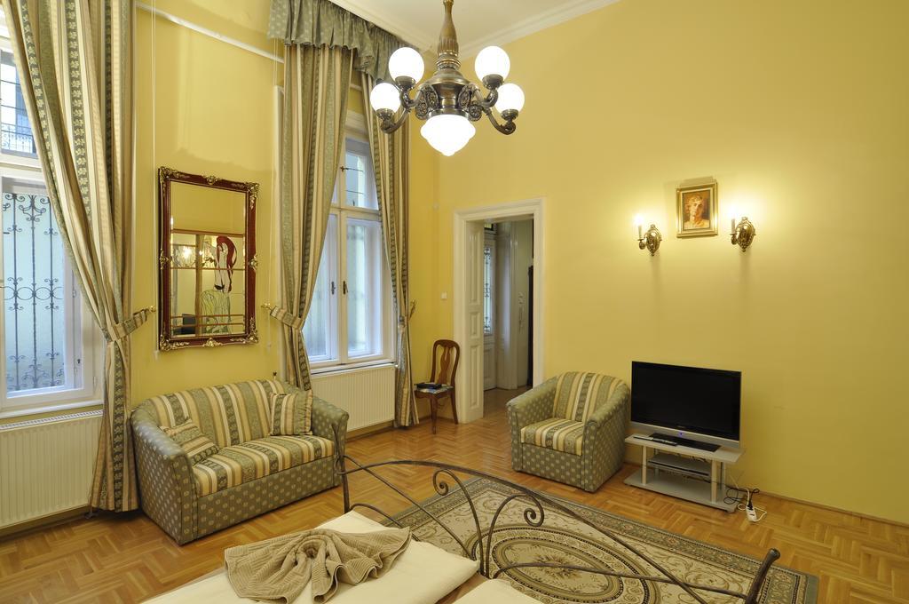 Charming Art Deco Flat Budapešť