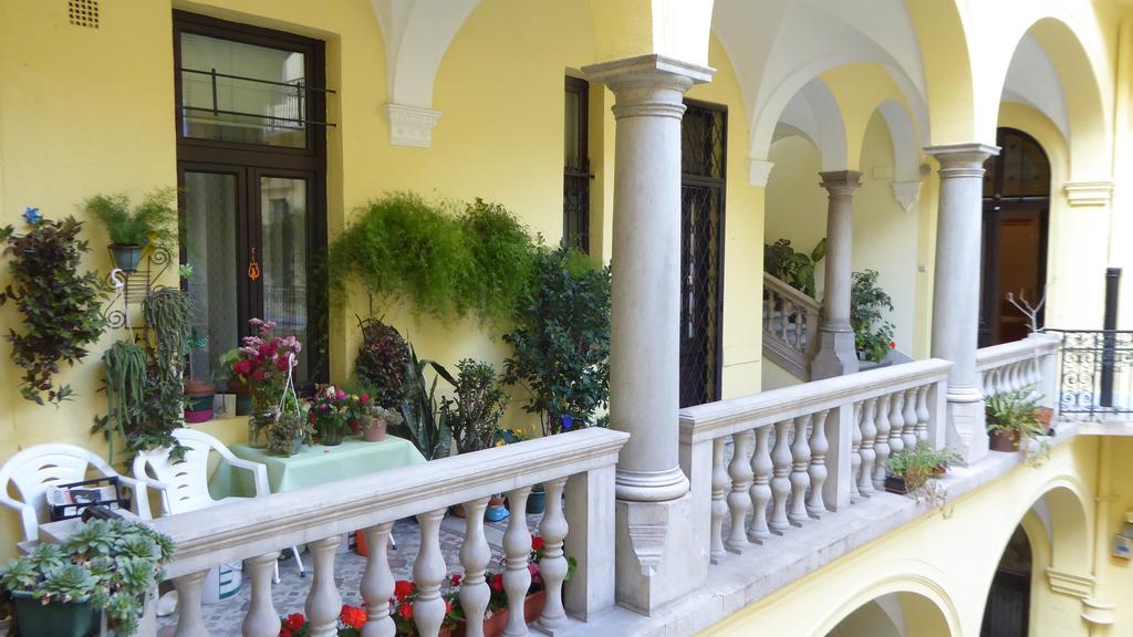 Charming Art Deco Flat * Budapešť